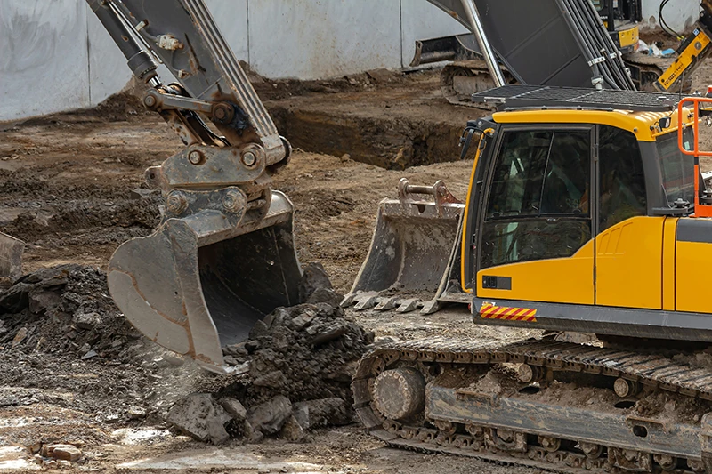 Excavator carrying out ground excavation on a construction site for SVQ Plant Operations (Construction) training